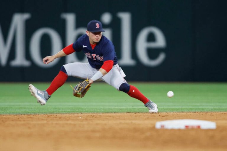 Red Sox trade second baseman Luis Urías to Mariners for reliever Isaiah Campbell