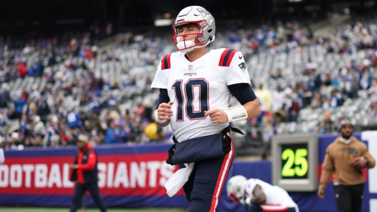 Pats stick with Jones as starting QB vs. Giants