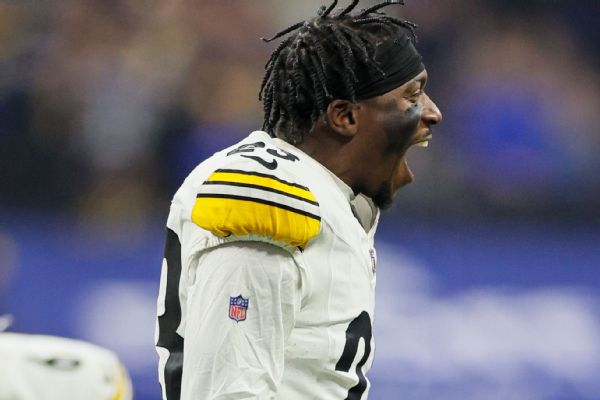 Steelers’ Kazee ejected; Fitzpatrick injures knee